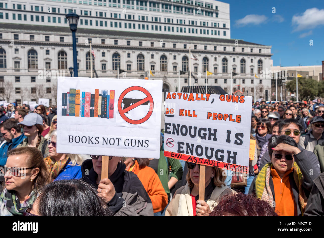 San Francisco, USA. 24 mars, 2018. Mars pour notre vie rallye et mars à appeler pour le contrôle des armes et de mettre fin à la violence armée. Shelly Rivoli/Alamy Live News Banque D'Images