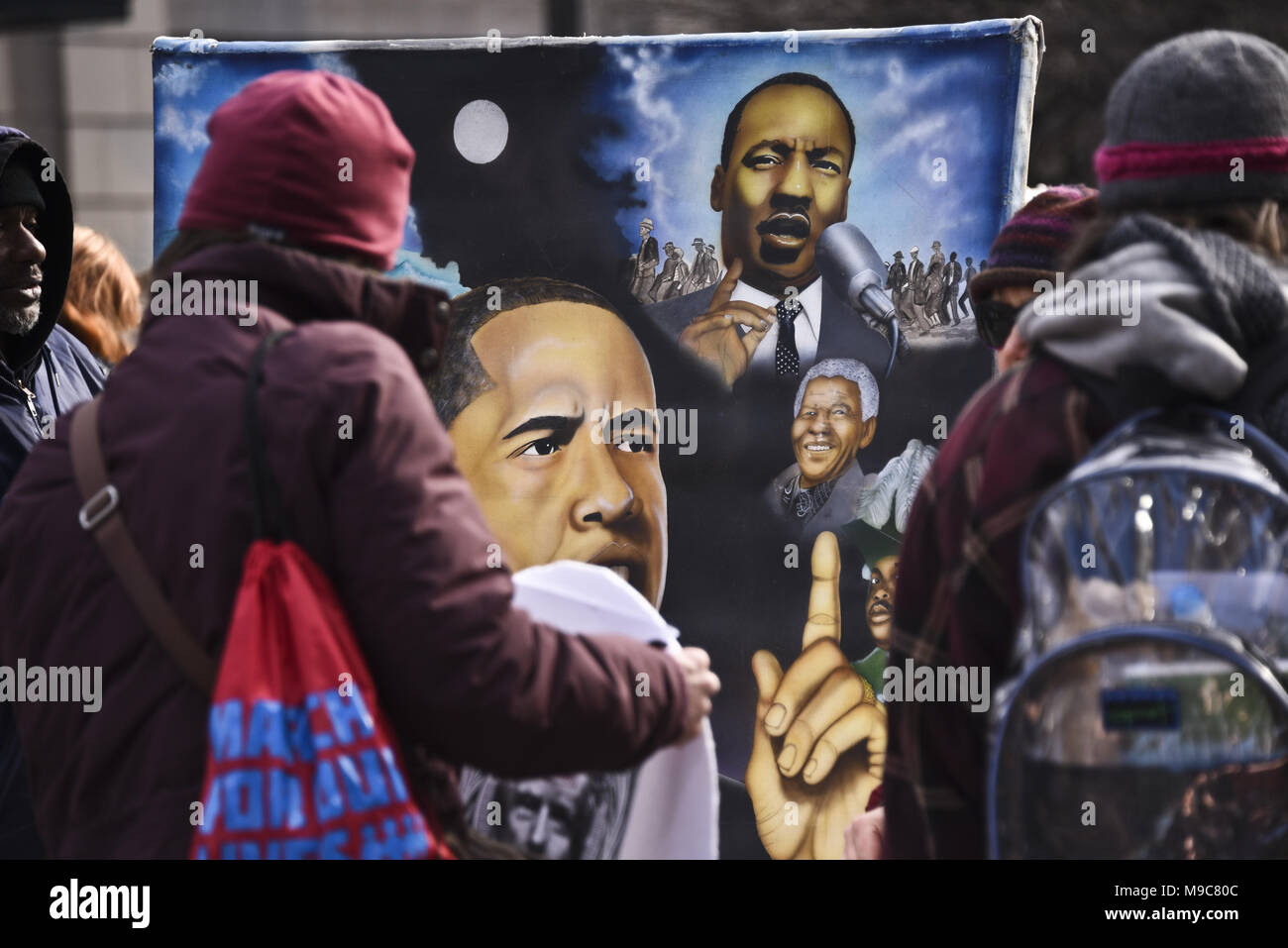 Washington DC, MD, USA. 24Th Mar, 2018. Une peinture du Président Barack Obama et le Dr. Martin Luther King Jr. peeks hors de manifestants passant au mois de mars pour notre vie rassemblement à DC qui a attiré environ 1 millions de personnes qui protestaient contre la violence des armes à feu l'école.Les étudiants militants et tenir des pancartes pour protester contre une loi sur les armes à feu au cours de l'étudiant organisé 'Marche pour la Vie' rassemblement à Washington DC. Credit : J.M. Giordano/SOPA Images/ZUMA/Alamy Fil Live News Banque D'Images