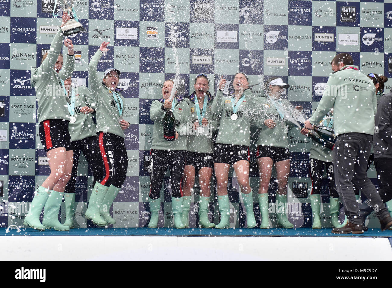 Londres, Royaume-Uni. 24Th Mar, 2018. Cambridge célèbre après avoir remporté le Women's Boat Race à Londres, Angleterre le 24 mars 2018. La Boat Race est le concours annuel entre les équipes d'aviron des universités d'Oxford et de Cambridge qui a lieu près de Pâques chaque année sur la Tamise dans le sud-ouest de Londres sur un cours 6.8km. Crédit : Stephen Chung/Xinhua/Alamy Live News Banque D'Images