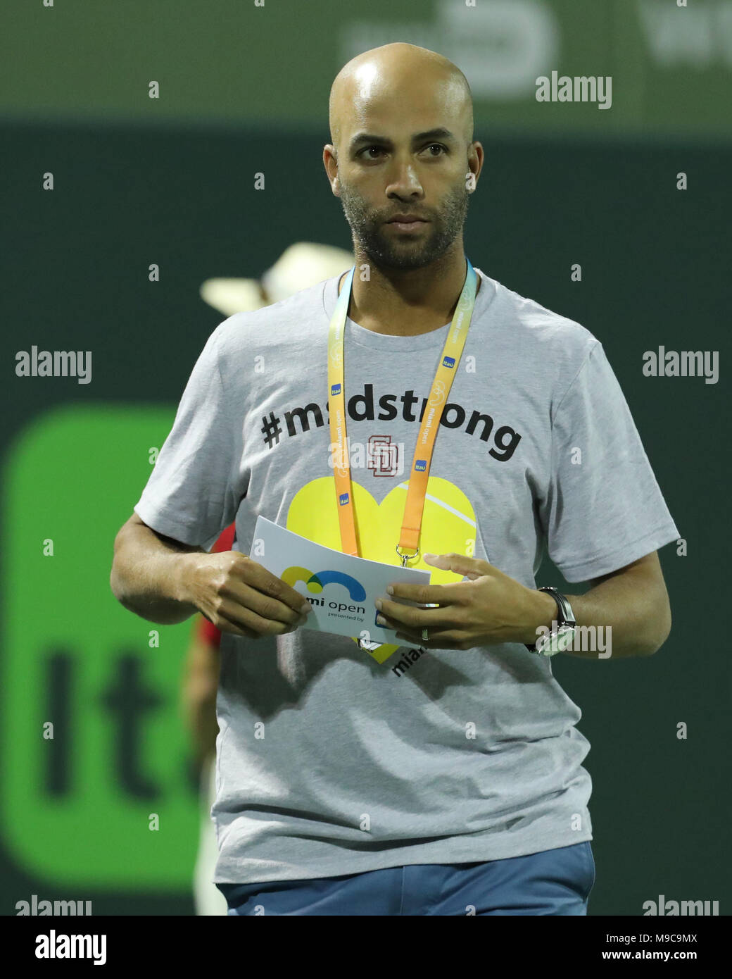 KEY BISCAYNE, Floride - le 24 mars : Angelique Marjory Stoneman Douglas de menstruations High School est directeur de tournoi avec James Blake après avoir chanté l'hymne national avec les membres de l'équipe de tennis garçons et filles et les joueurs de l'ATP et WTA dont Nick Kyrgios et Pendant Jour 6 de l'Open de Miami au Crandon Park Tennis Center le 24 mars 2018 à Key Biscayne, en Floride. Personnes : Atmosphère Banque D'Images