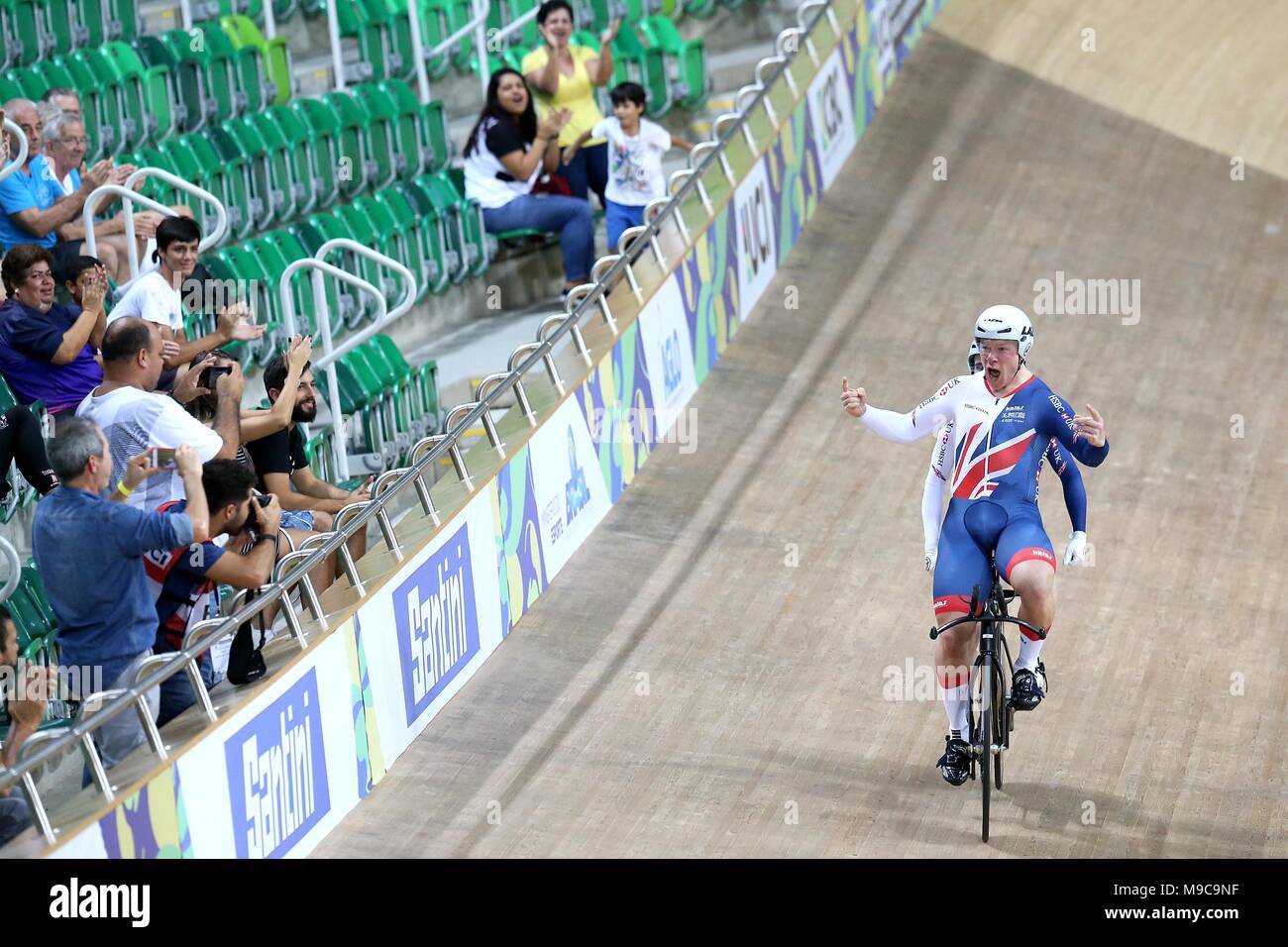 Rio de Janeiro, Brésil. 24Th Mar, 2018. Matthieu (Rotherham/R) et Neil Fachie d'Angleterre réagir après le Men's B 1km contre la montre de la finale 2018 Para-cyclisme Championnat du Monde Piste du Parc Olympique vélodrome à Barra, Rio de Janeiro, Brésil, le 24 mars 2018. Matthieu Rotherham et Neil Fachie a remporté la médaille d'or avec 59,686 secondes. Crédit : Li Ming/Xinhua/Alamy Live News Banque D'Images