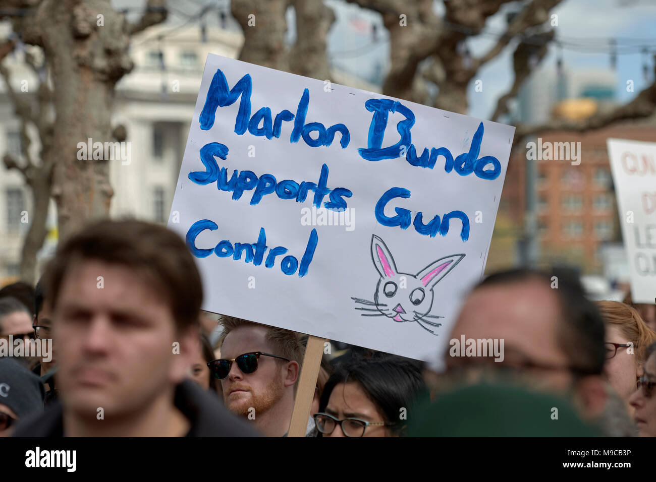 San Francisco, USA. 24 mars, 2018. Un signe, un Marlon références Bundo bunny appartenant au Vice-président américain Mike Pence et parodié par l'acteur britannique John Oliver, au cours d'une manifestation contre la violence armée dans la marche pour la vie à San Francisco, USA. Photo : Paul Jeffrey/Alamy Live News Banque D'Images