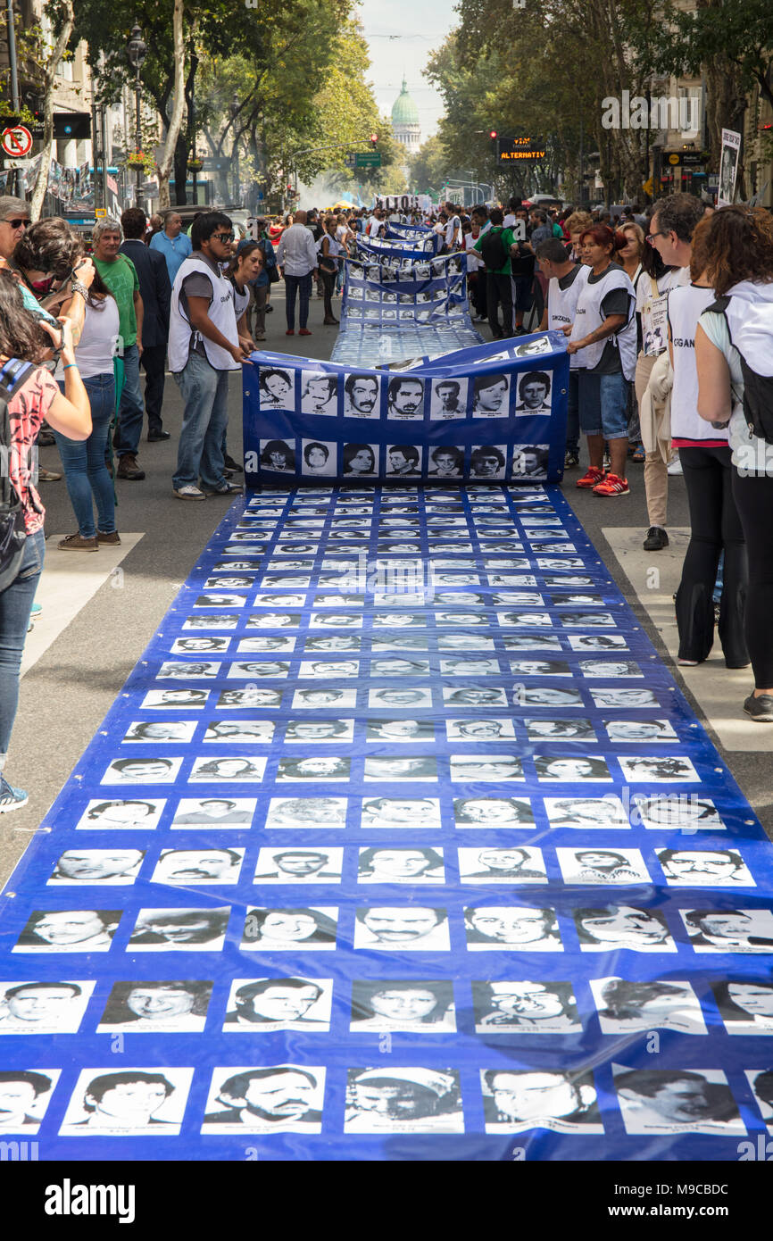 Buenos Aires, Argentine, 24 mars 2018. La "Journée nationale de commémoration pour la Vérité et Justice" sur l'Avenida de Mayo - Crédit : Nicholas Tinelli / Alamy Live News Banque D'Images
