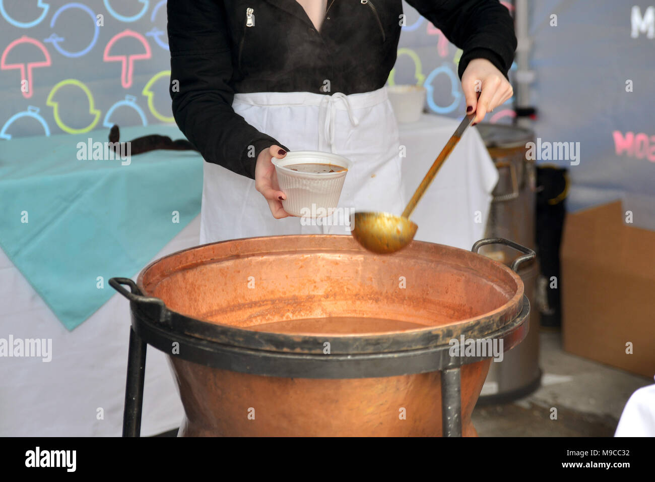 Maribor, Slovénie, le 24 mars 2018. Goulasch de boeuf au chocolat au premier Festival International de chili et de chocolat qui a eu lieu à Maribor. Stojs Lomovsek Crédit : Matic / Alamy Live News Banque D'Images