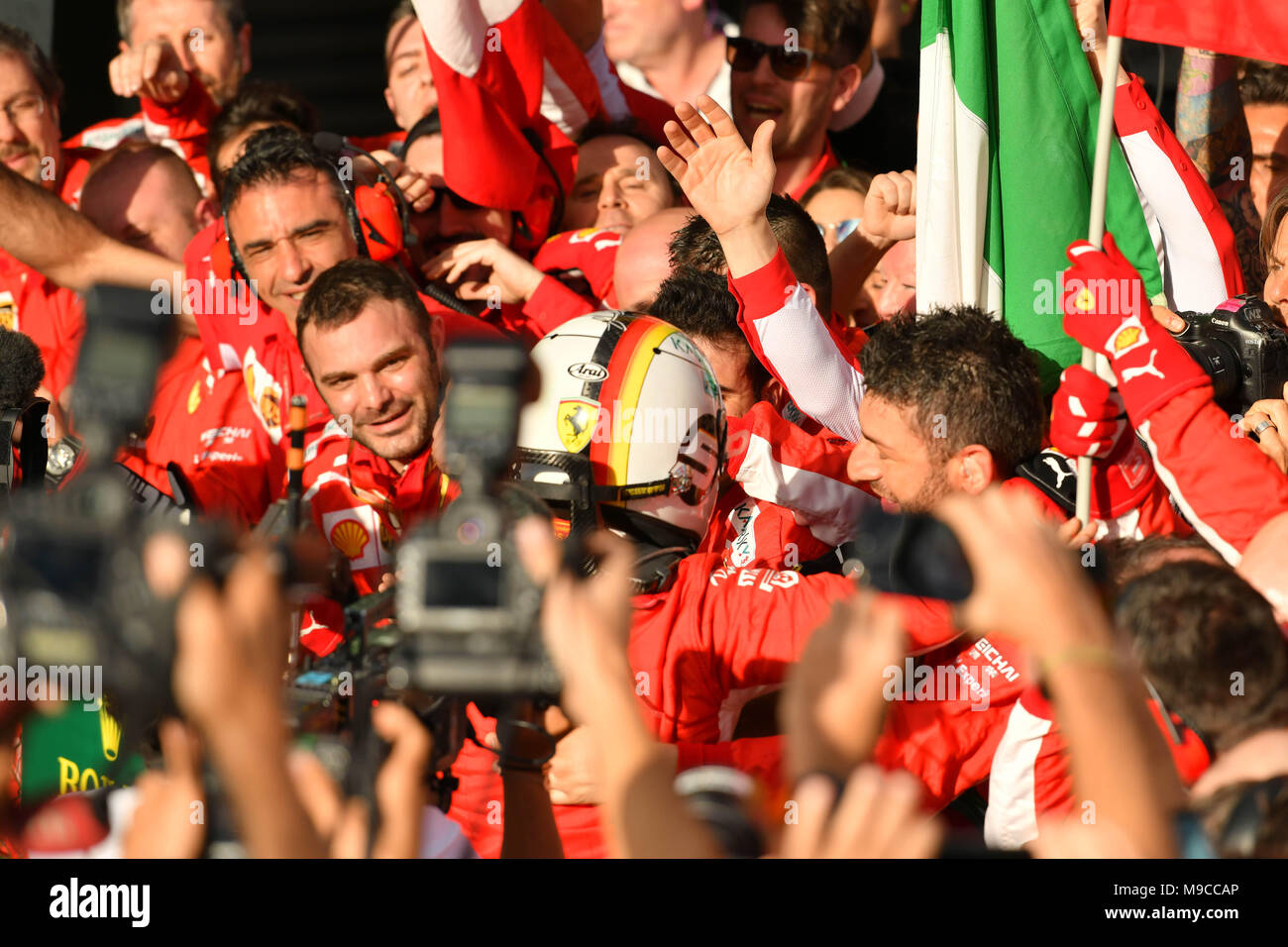 L'Albert Park, Melbourne, Australie. Mar 25, 2018. Sebastian Vettel (DEU) # 5 de l'équipe Scuderia Ferrari célèbre après avoir remporté le 2018 Australian Grand Prix de Formule 1 à l'Albert Park, Melbourne, Australie. Lewis Hamilton (GBR) # 44 de la Mercedes AMG Petronas Motorsport équipe est arrivée deuxième et Sebastian Vettel (DEU) n°5 de la Scuderia Ferrari termine troisième de l'équipe. Bas Sydney/Cal Sport Media/Alamy Live News Banque D'Images