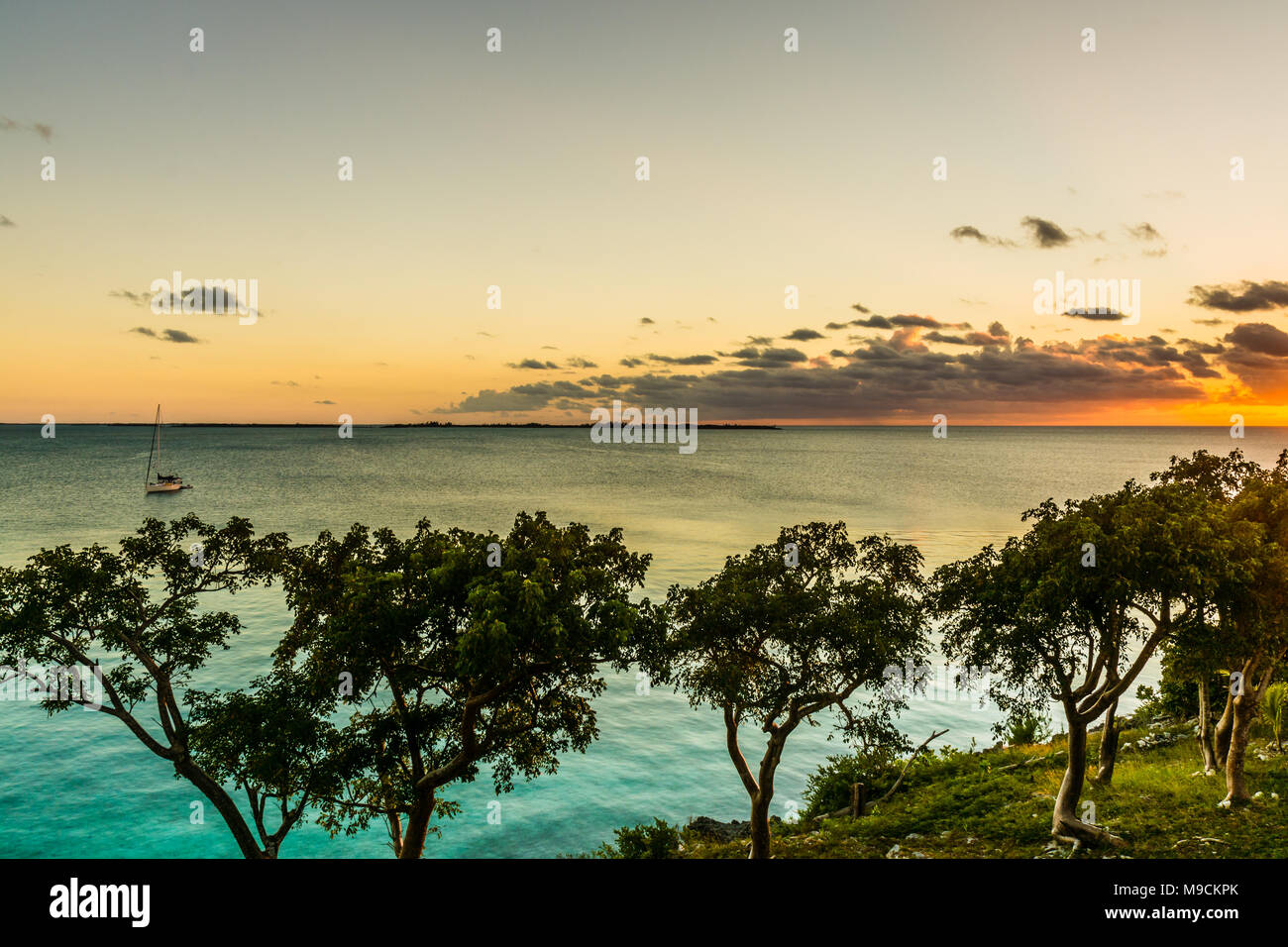 L'île des Bahamas Vue sur océan turquoise montrant les voiliers sur l'eau dans une journée ensoleillée avec un ciel bleu et des nuages à contraste élevé Banque D'Images