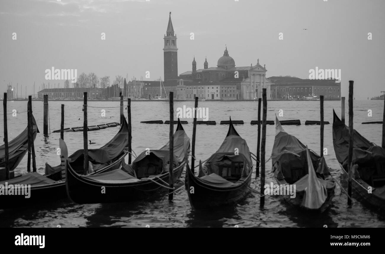 Gondoles sur le Grand Canal, Venise Italie au premier plan, l'île San Giorgio avec église et clocher au loin. Banque D'Images