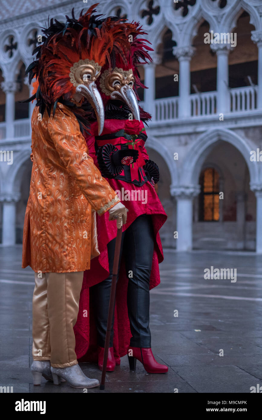 Carnaval masqués et costumés de spectateurs debout dans la place St Marc au cours de Carnaval de Venise (Carnaval de Venise) Banque D'Images