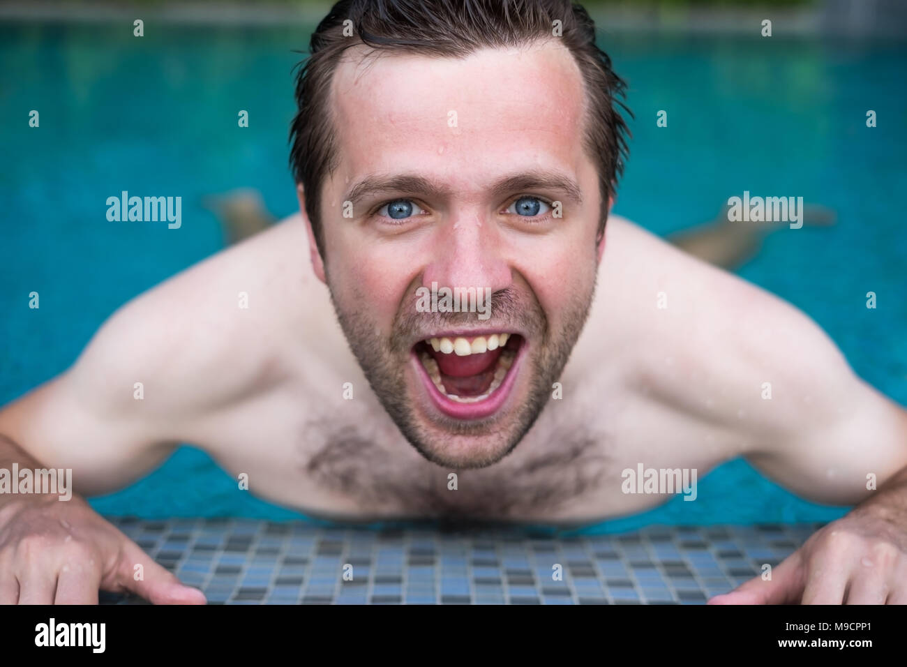 Happy man enjoying locations de natation en piscine. Banque D'Images