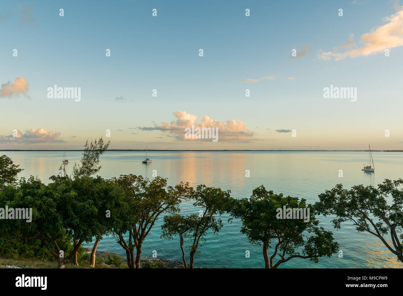 L'île des Bahamas Vue sur océan turquoise montrant les voiliers sur l'eau dans une journée ensoleillée avec un ciel bleu et des nuages à contraste élevé Banque D'Images