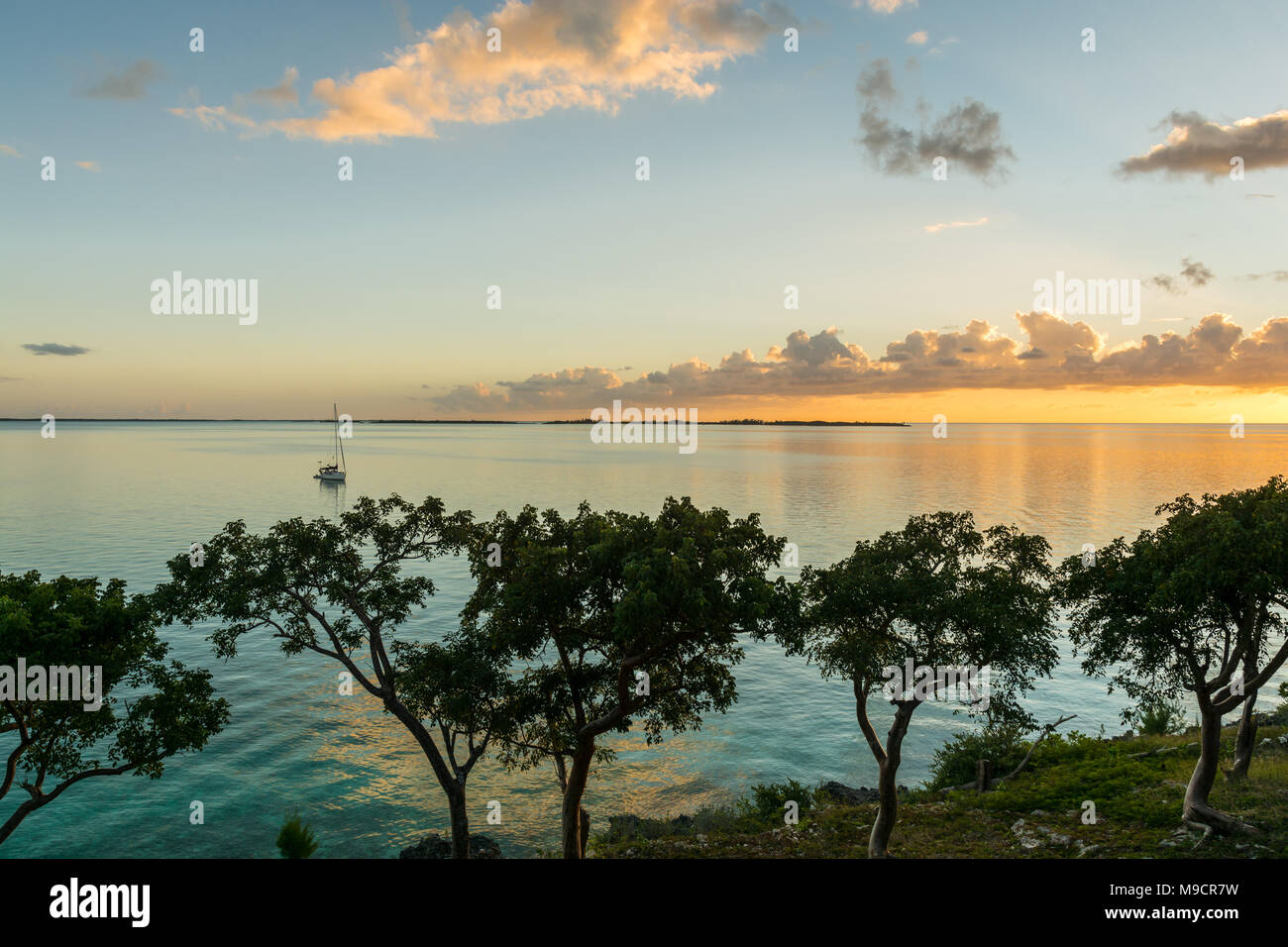 L'île des Bahamas Vue sur océan turquoise montrant les voiliers sur l'eau dans une journée ensoleillée avec un ciel bleu et des nuages à contraste élevé Banque D'Images