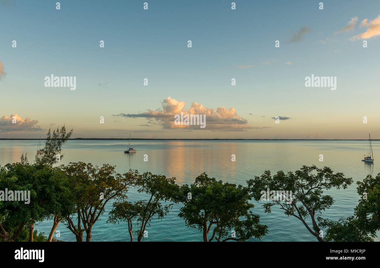 L'île des Bahamas Vue sur océan turquoise montrant les voiliers sur l'eau dans une journée ensoleillée avec un ciel bleu et des nuages à contraste élevé Banque D'Images