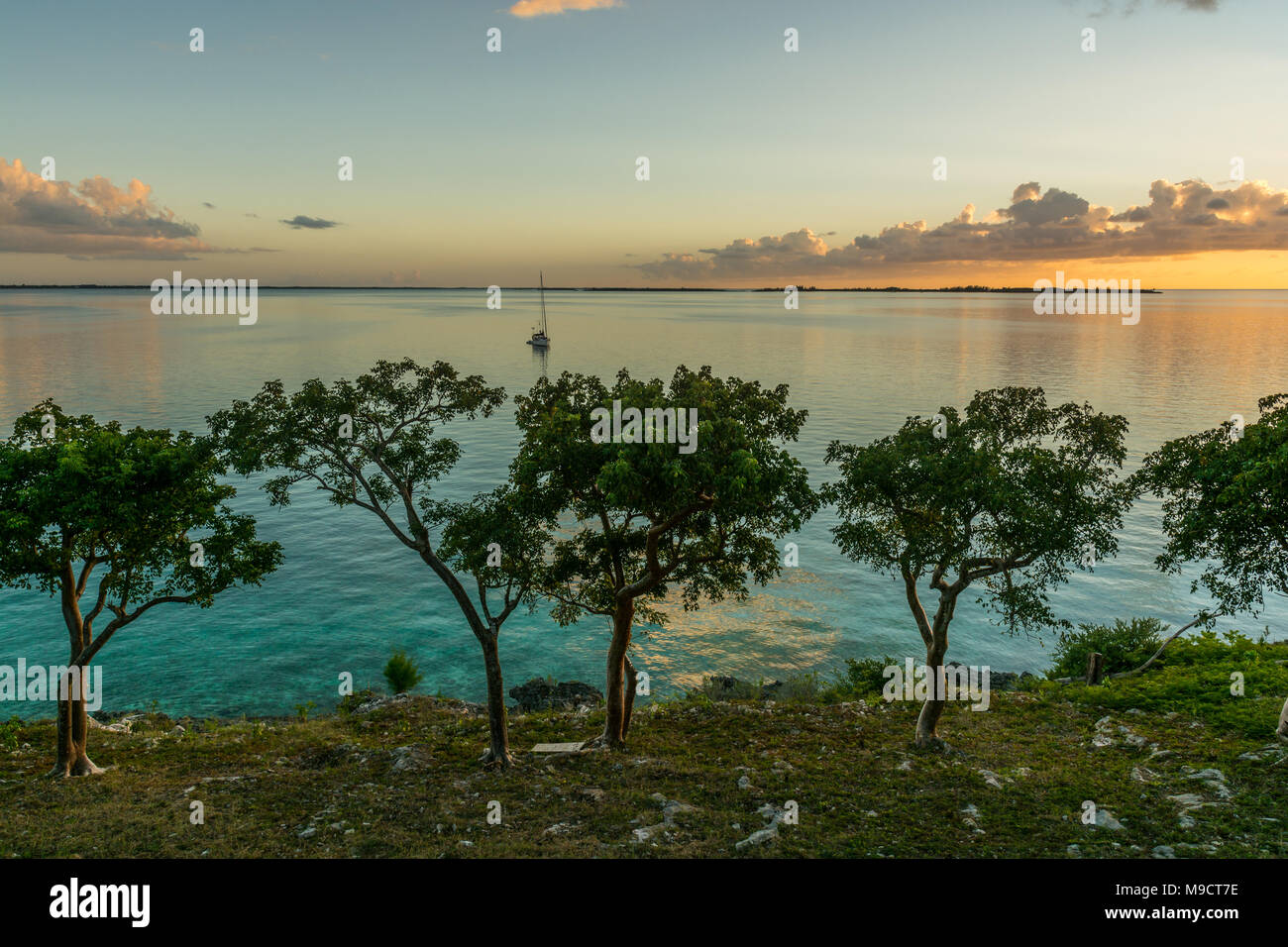 L'île des Bahamas Vue sur océan turquoise montrant les voiliers sur l'eau dans une journée ensoleillée avec un ciel bleu et des nuages à contraste élevé Banque D'Images
