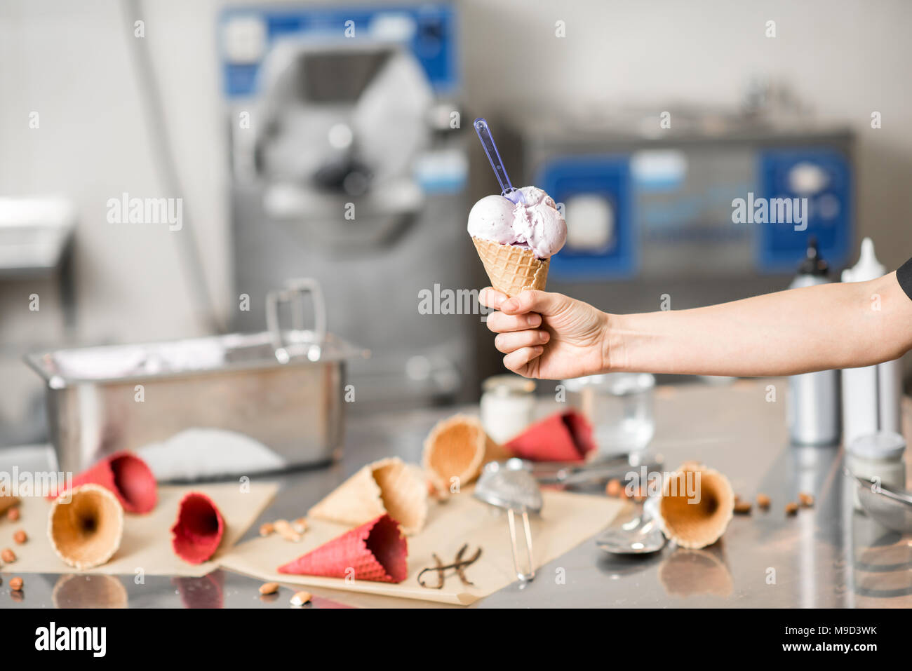 Holding cornet gaufré avec de la crème glacée à l'intérieur Banque D'Images