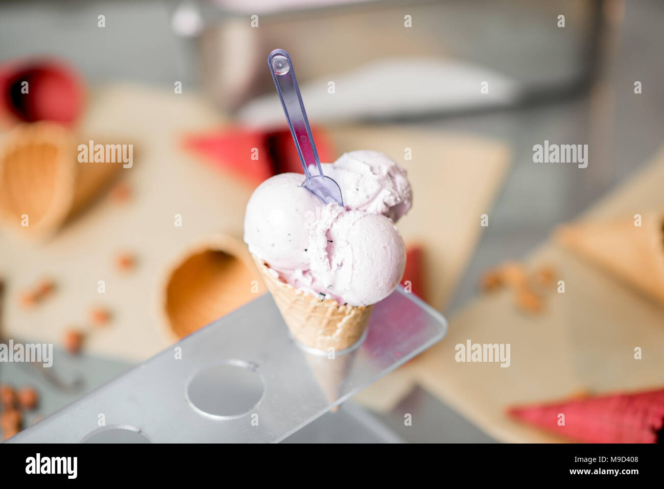 Cornet gaufré avec de la crème glacée à l'intérieur Banque D'Images