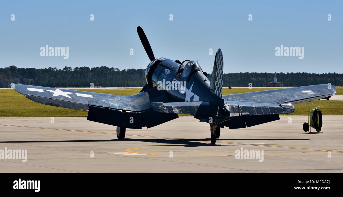 Un millésime de la Seconde Guerre mondiale Vought F4U Corsair volant à Moody Air Force Base en Géorgie. Banque D'Images