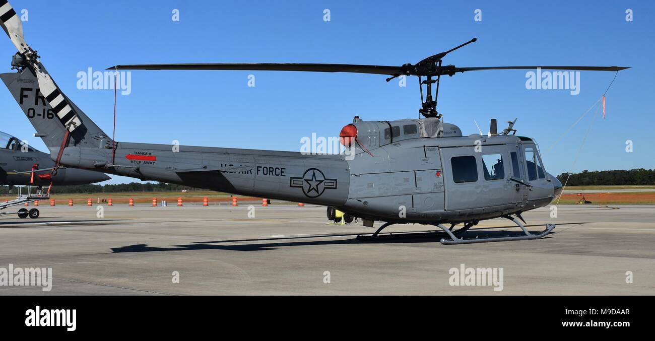 Une armée de l'air hélicoptère Huey UH-1N. L'UH-1 est utilisé pour le transport aérien des forces de sécurité d'urgence, de sécurité, et la surveillance de l'extérieur de la base d'armes nucléaires Banque D'Images