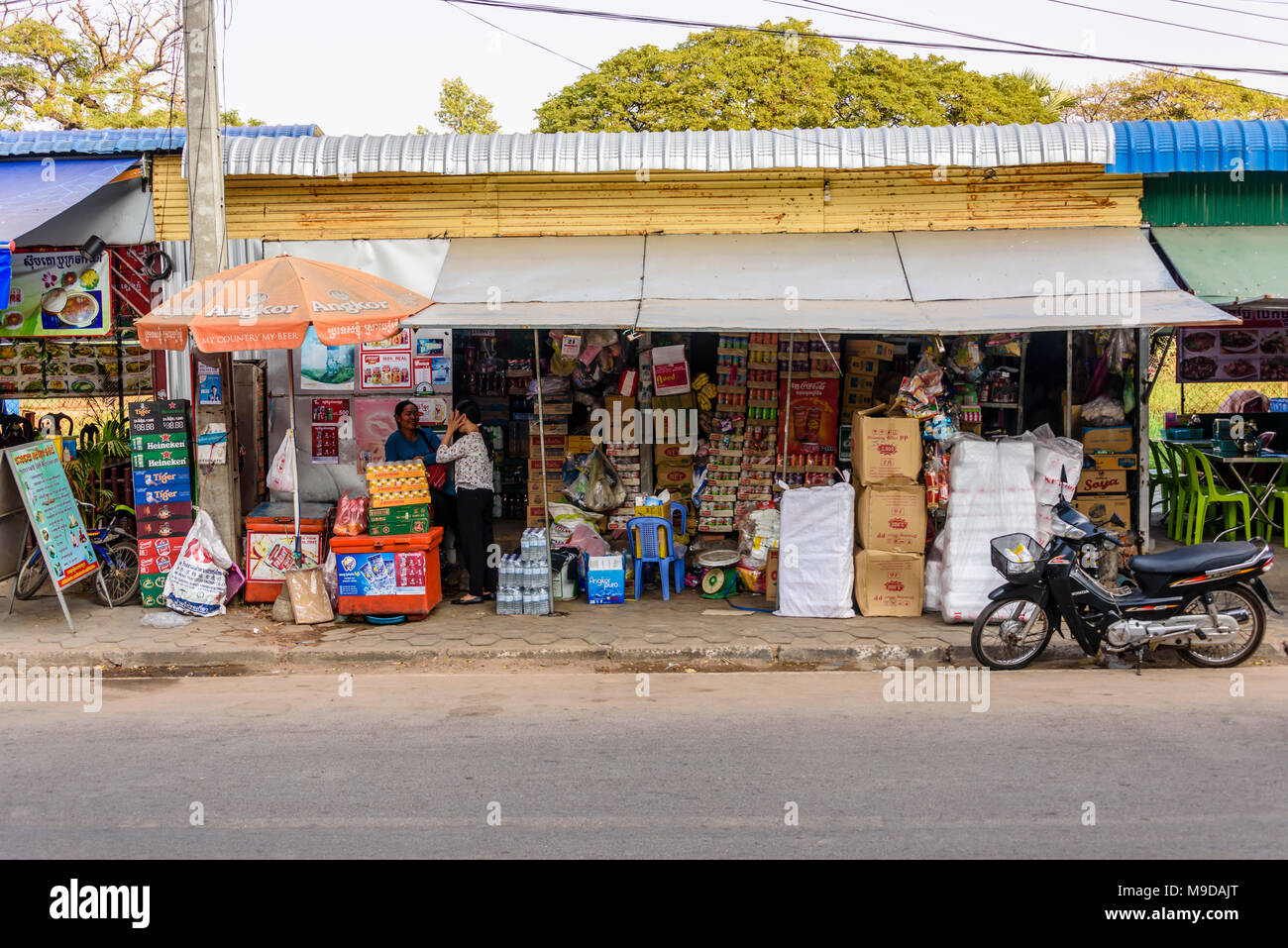 Devant un magasin cambodgien Banque de photographies et d’images à