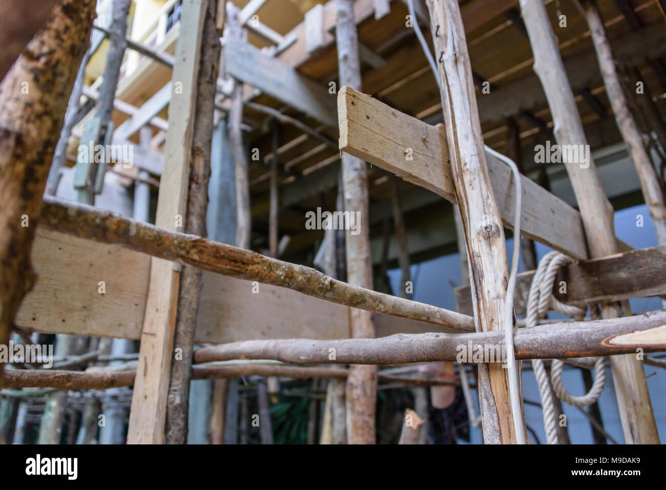 Les échafaudages en bois et bambou à l'emplacement de l'édifice, au Cambodge Banque D'Images