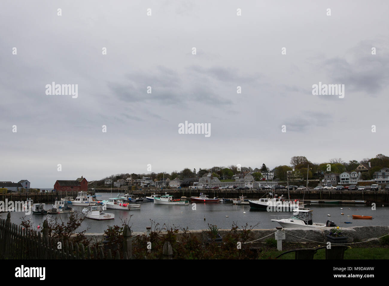 Bateaux dans le port à Rockport, Massachusetts, sur une journée de printemps. Banque D'Images