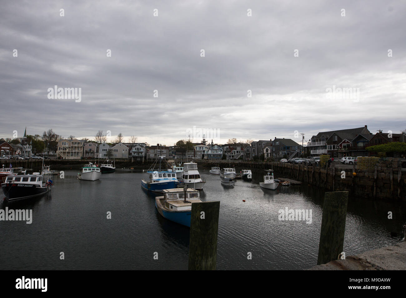 Bateaux de pêche dans le port de Rockport, Massachusetts, un jour nuageux. Banque D'Images