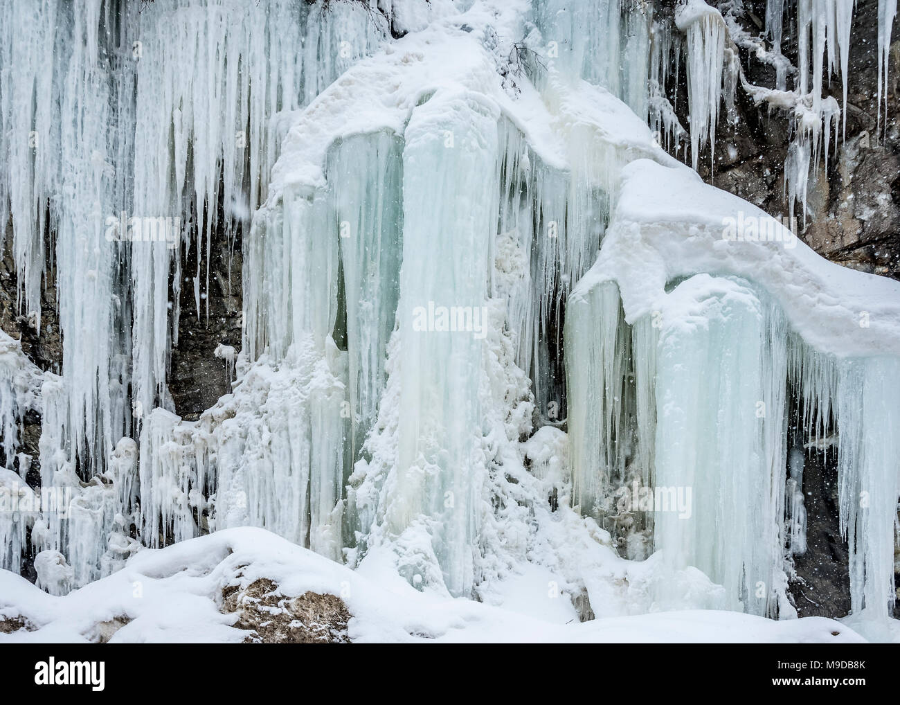 Icicle fantaisie sur rock face au col Rogers British Columbia Banque D'Images