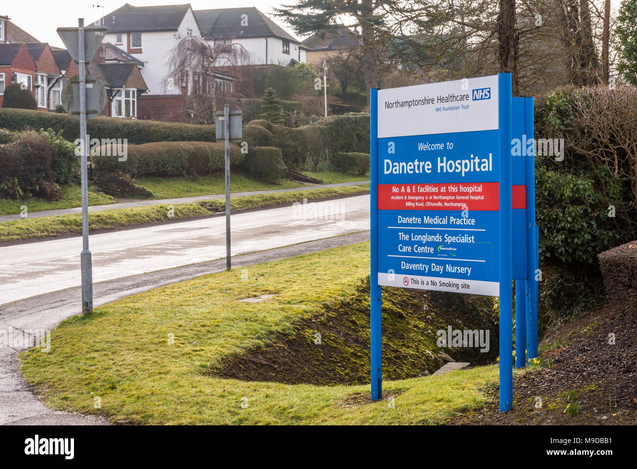 Daventry UK 13 Mars 2018 : NHS Danetre sign post logo de l'hôpital Banque D'Images