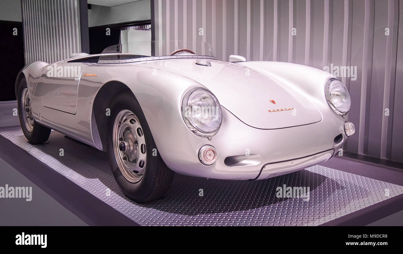 STUTTGART, ALLEMAGNE, LE 7 AVRIL 2017 : argent1955 Porsche 550 Spyder 'James Dean' dans le musée Porsche Banque D'Images
