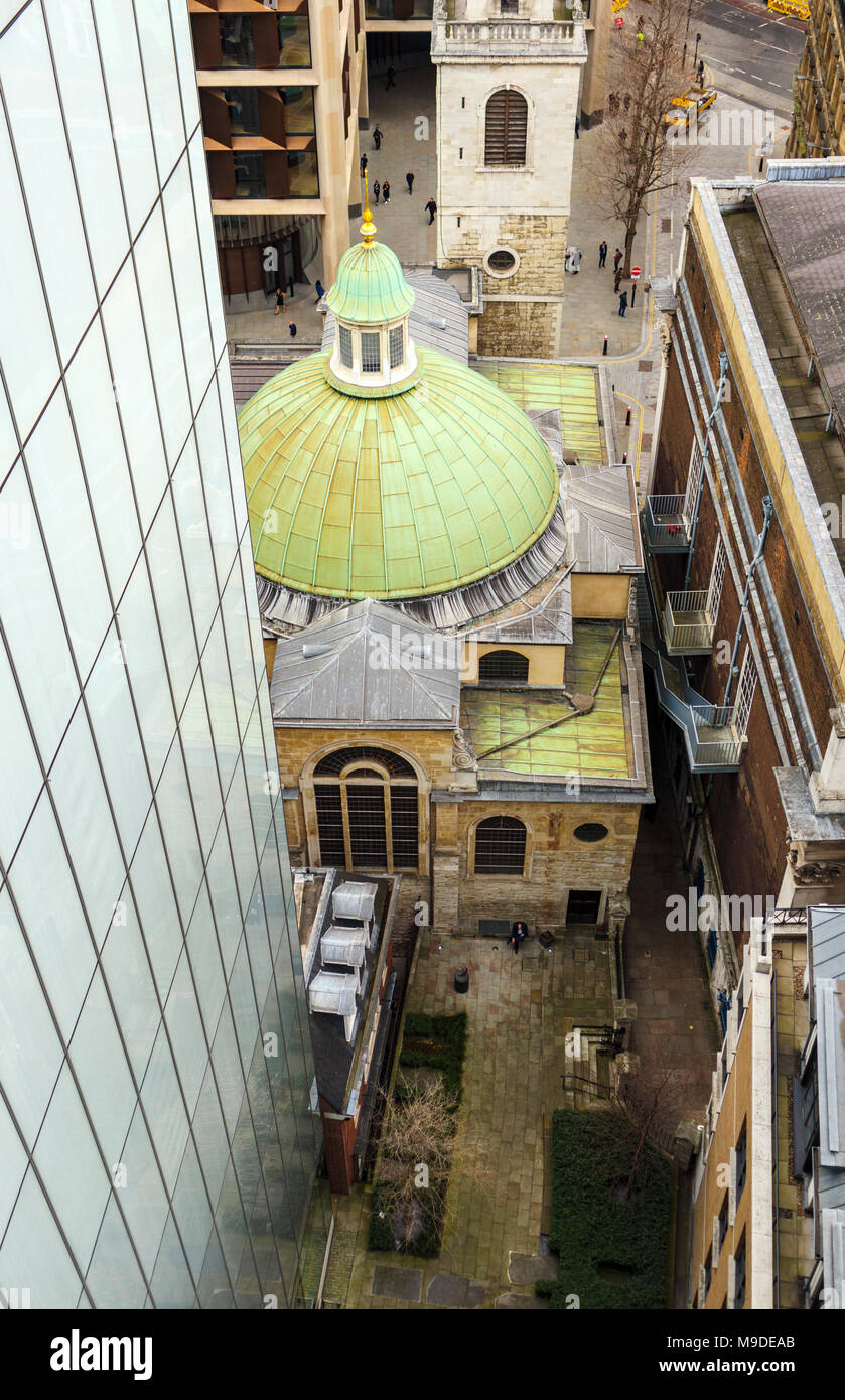Le dôme vert de l'église historique de Sir Christopher Wren, St Stephen Walbrook, vu du dessus, à côté de l'AC, Rothschild nouvelle cour, London EC4 Banque D'Images