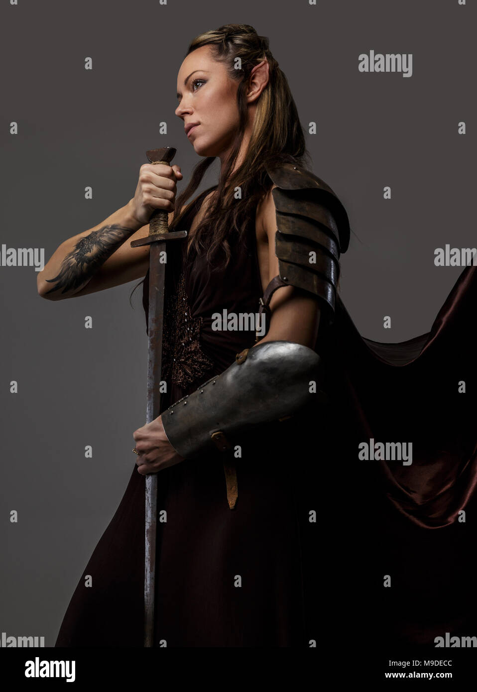 Femme tenant un sabre Elf Banque D'Images