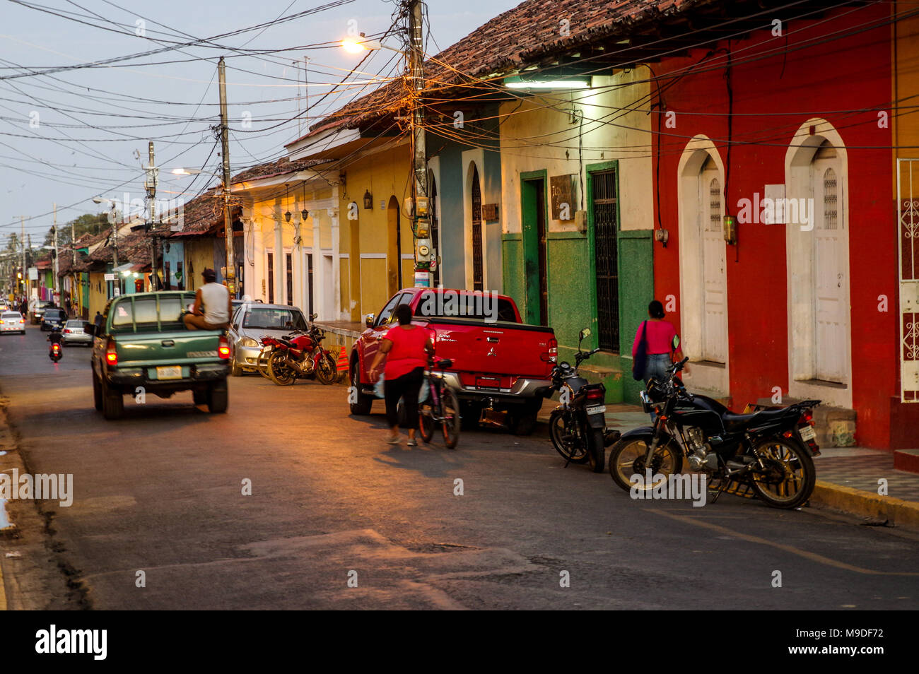 Nuit sur la place animée de rues colorées de la ville coloniale de Granada Nicaragua Banque D'Images