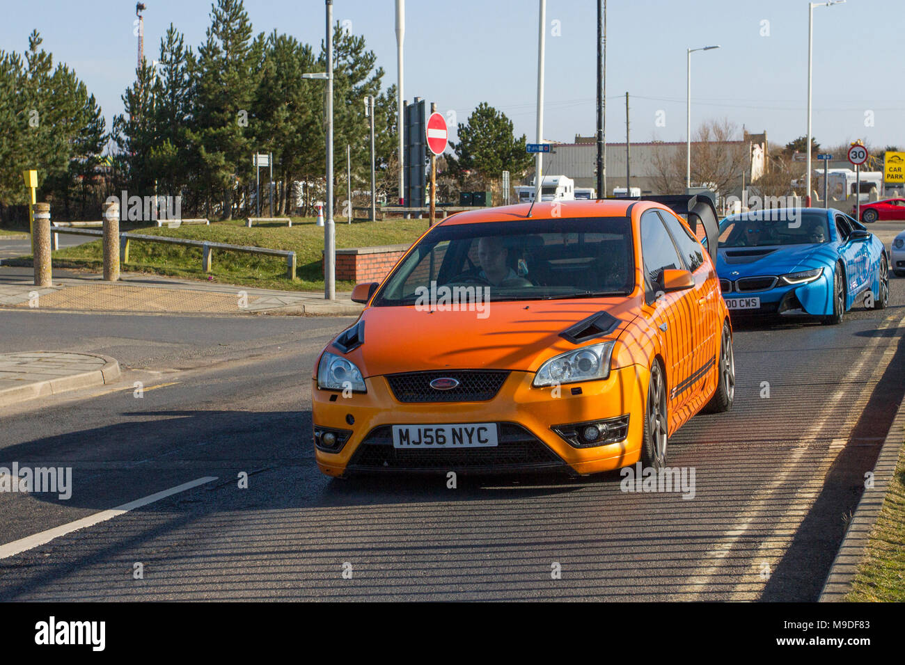 2006 oange Ford Focus ST 2521cc à essence à l'occasion de l'événement de Supercar du Nord-Ouest alors que des voitures et des touristes arrivent dans la station côtière. Les voitures se trouvent sur l'esplanade du front de mer, tandis que les amateurs de voitures de sport et de voitures classiques profitent du temps chaud pour une journée de conduite. Banque D'Images