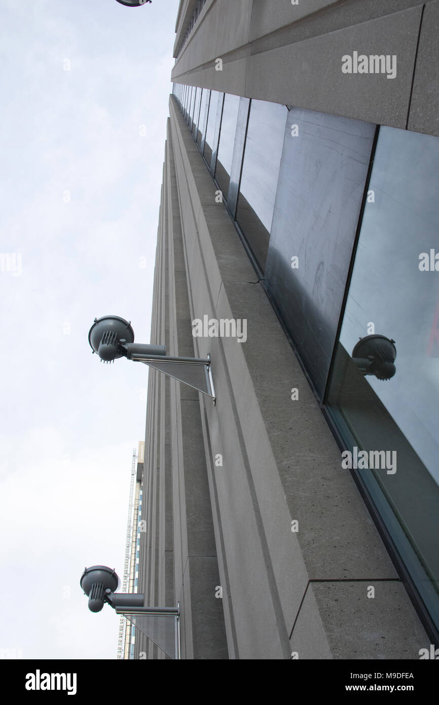 Jusqu'à sur le côté d'un immeuble de bureaux dans une grande ville. Banque D'Images