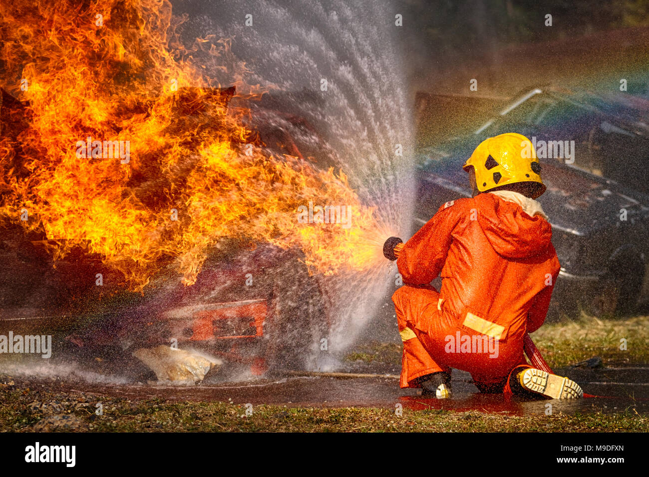 Les pompiers de la pulvérisation d'eau à haute pression, la formation de lutte contre l'incendie Banque D'Images