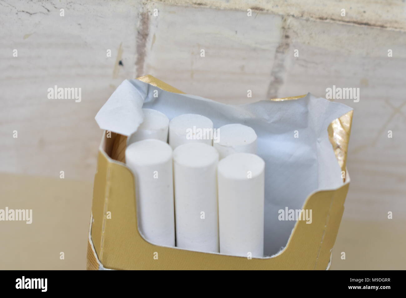 Un regard étroit paquet de cigarette dans le paquet de cigarettes. Banque D'Images