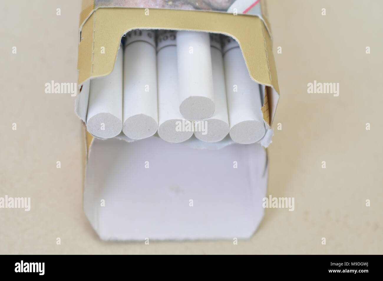 Un regard étroit paquet de cigarette dans le paquet de cigarettes. Banque D'Images