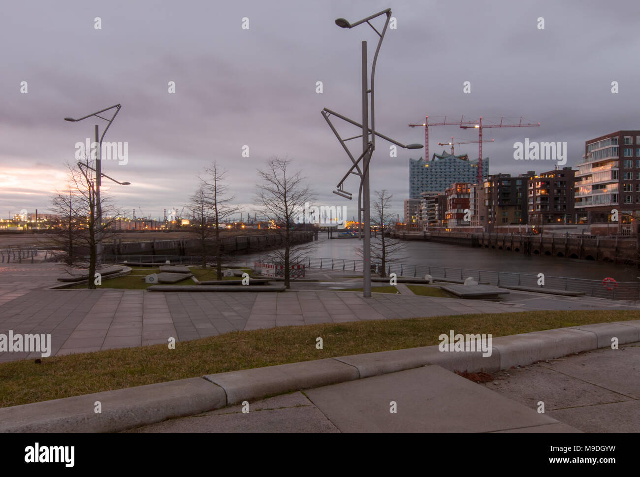 Hambourg, Allemagne - le 24 janvier 2014 : La vue de Marco Polo terrasses à Grasbrookhafen, site de construction de Elbphilharmonie dans la soirée. Banque D'Images