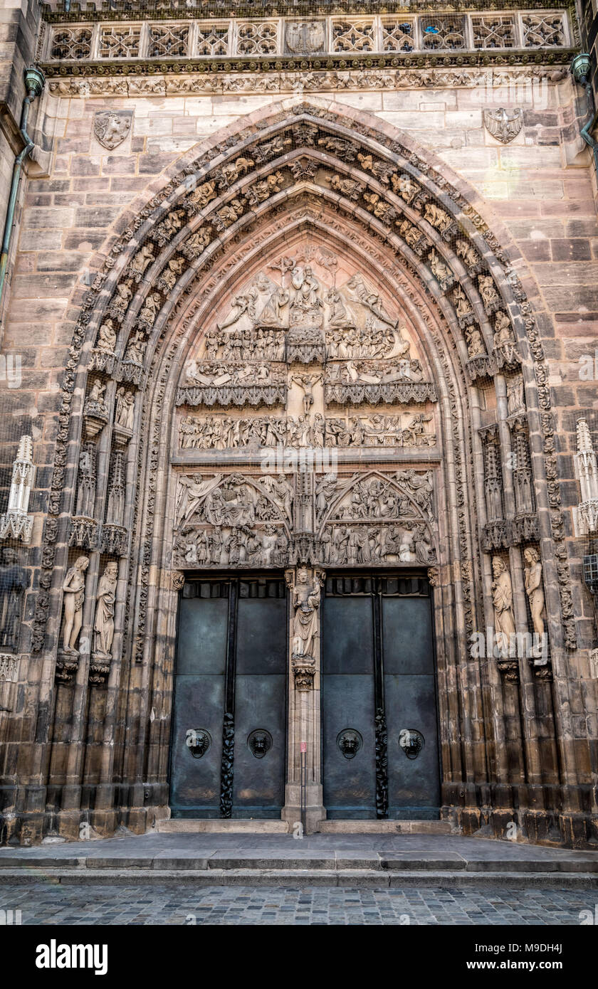 Portail ouest de la porte de l'église St Lorenz - Nuremberg Banque D'Images