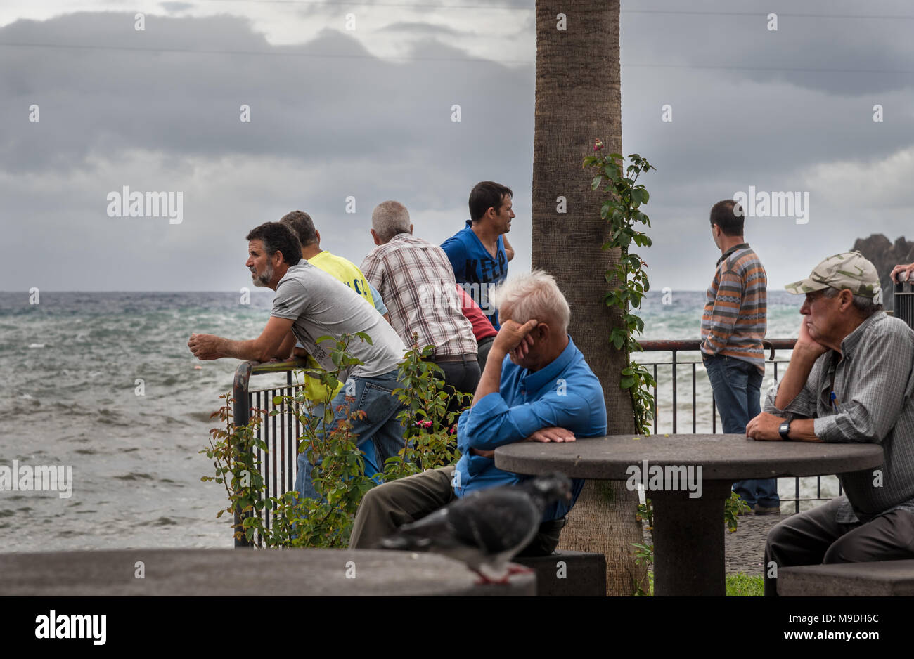 Les pêcheurs s'ennuie en attendant le temps s'améliore pour qu'ils puissent prendre la mer Banque D'Images