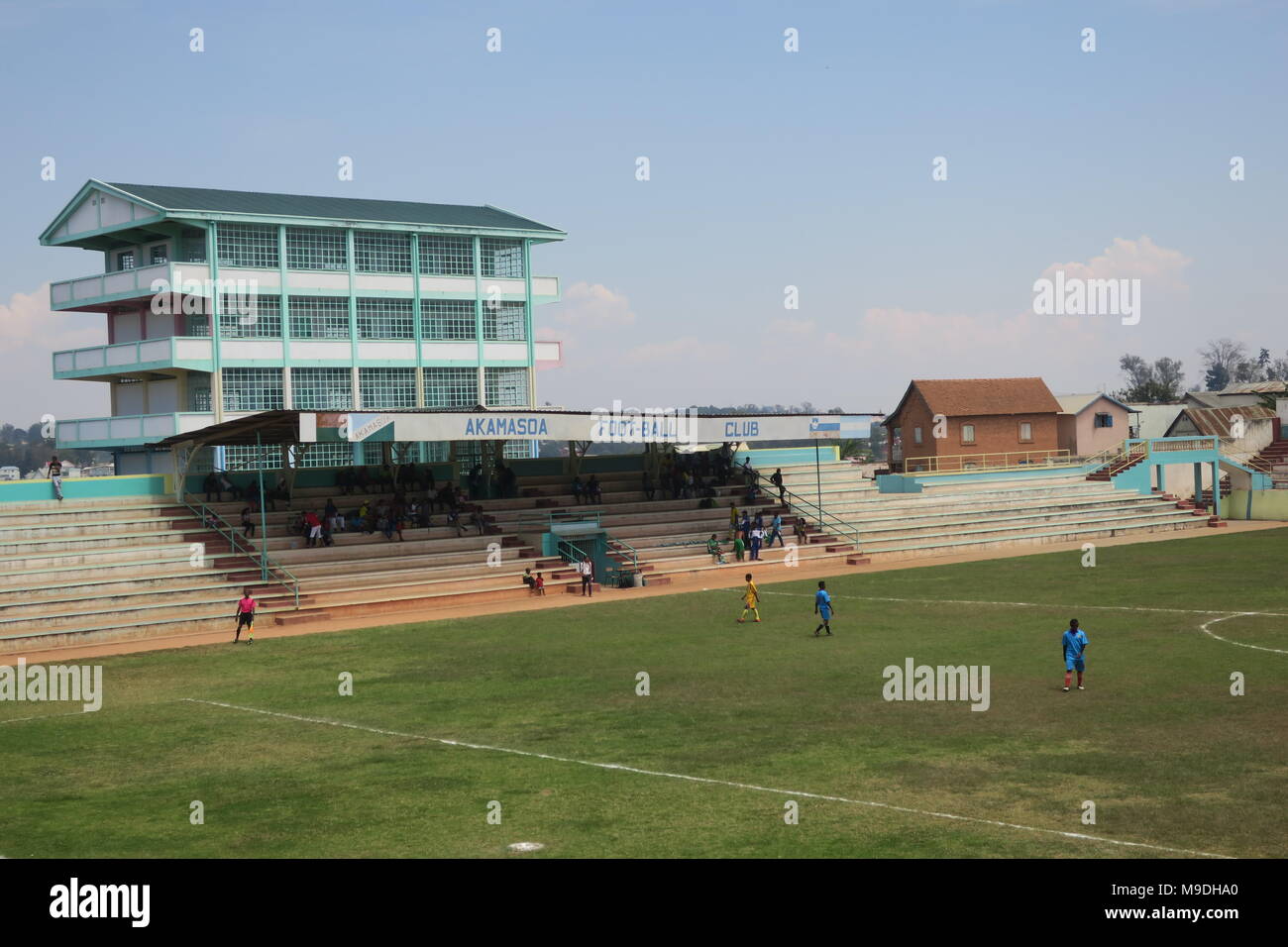 Aire de jeux de football à Akamasoa, près de Tananarive, Madagascar. Pedro Opeka missionnaire. Banque D'Images