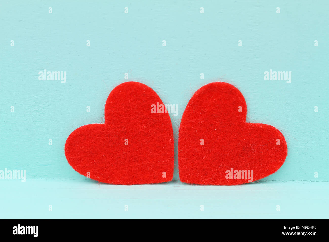 Deux coeurs rouges sur la surface en bois bleu with copy space Banque D'Images