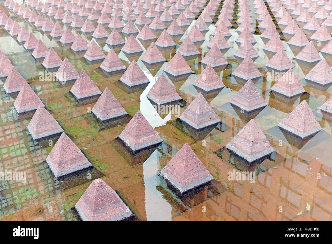 Plus de 1000 petites pyramides en béton rouge brûlé se reflètent dans l'eau, représentant la construction d'Aztec à l'aide de la pierre volcanique de Tezontle à Mexico, au Mexique. Banque D'Images