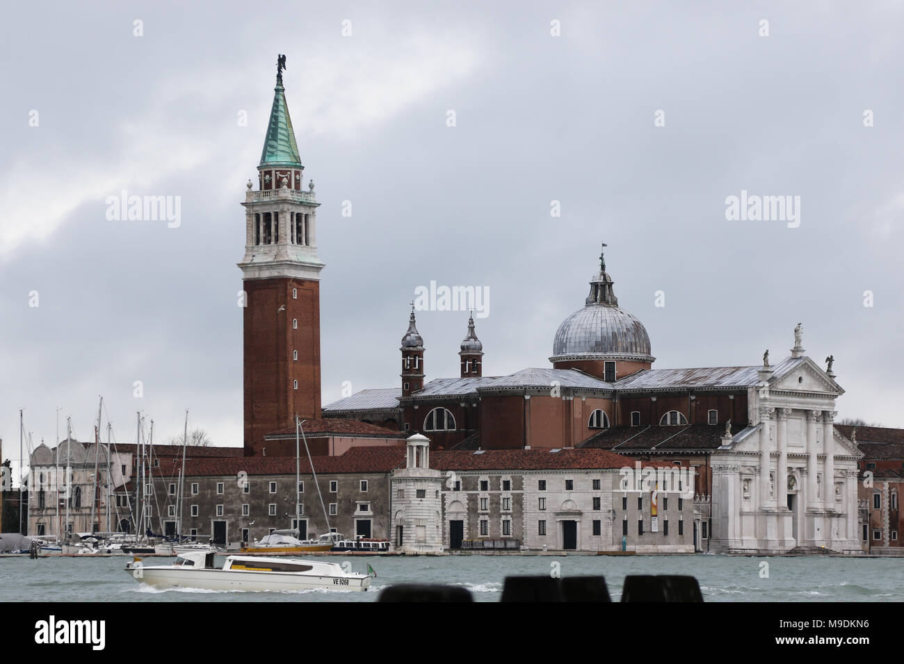L'île de San Giorgio Maggiore, avec son église principale de San Giorgio Maggiore se trouve dans la baie vue de la Place St Marc à Venise, Italie Banque D'Images