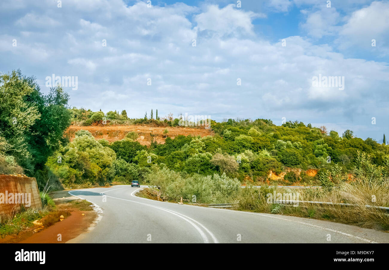 En route Paysage de printemps en Laconie, Péloponnèse, Grèce. Banque D'Images