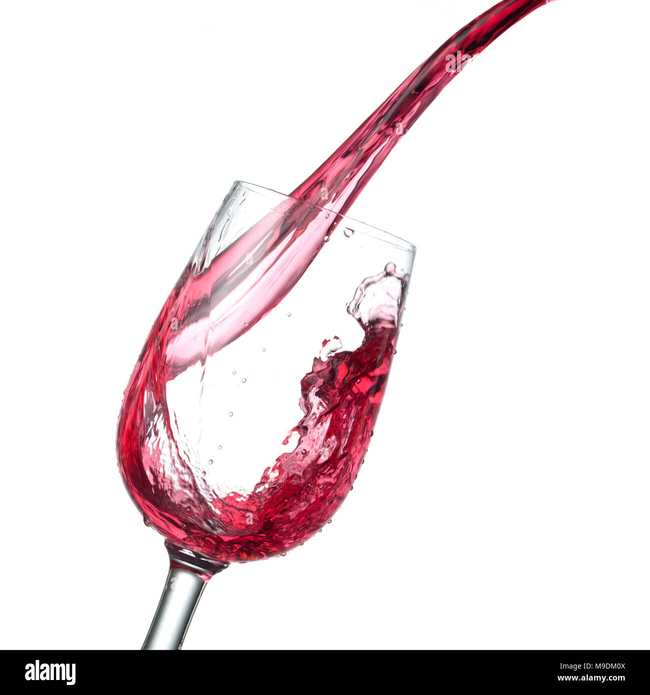 Verseur à vin rouge en verre isolé sur fond blanc, studio photo Banque D'Images