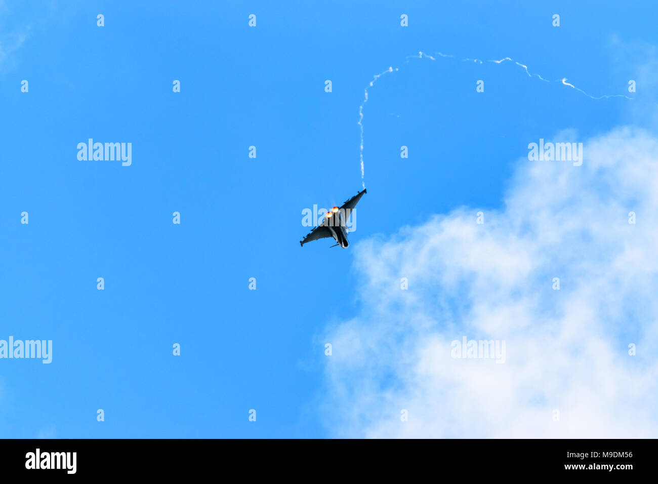 Farnborough 2016 : un Eurofighter Typhoon monte dans les nuages avec pleine postcombustion sur Banque D'Images