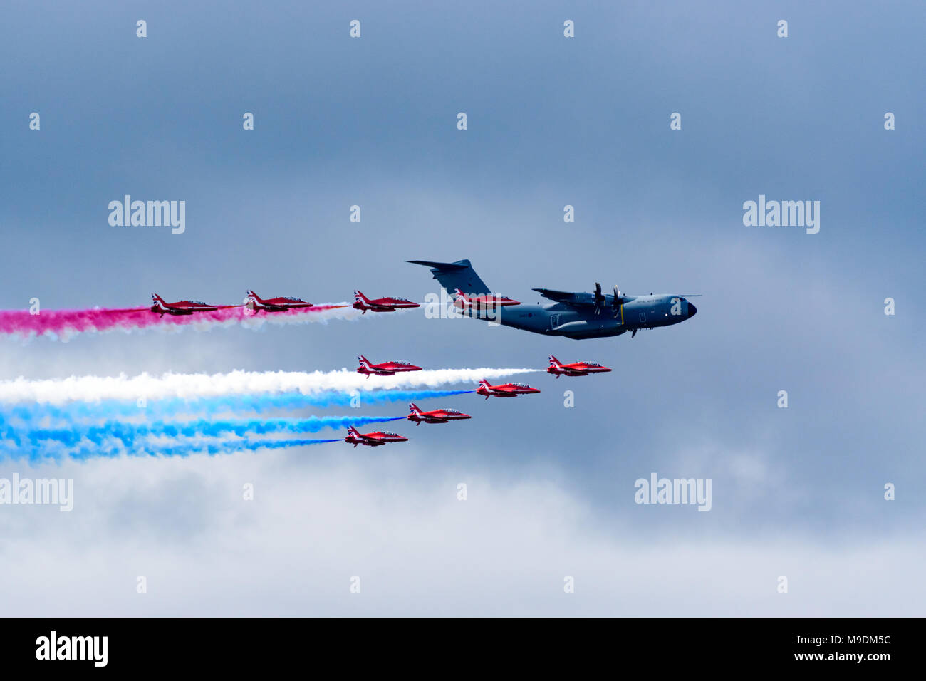 Farnborough 2016 : les flèches rouges sur la formate un Airbus de transport militaire A400M pour un survol des Banque D'Images