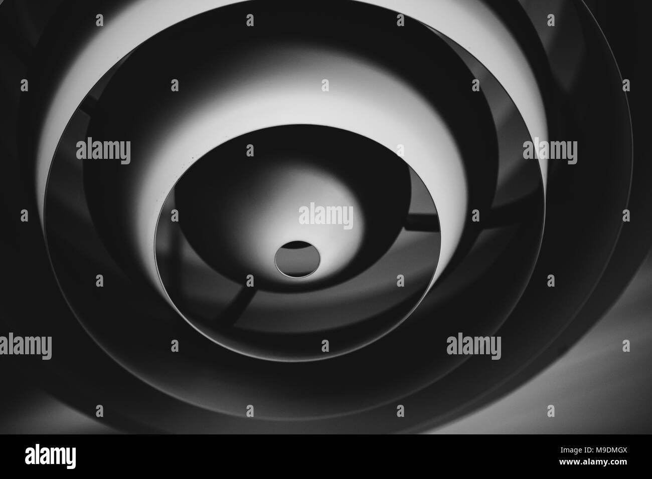 Une macro photo d'un appareil d'éclairage moderne ambiance années 50 faite de cercles concentriques. Banque D'Images