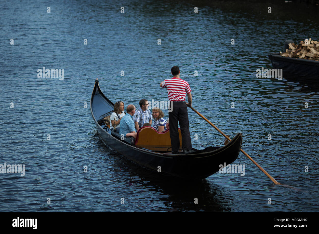 Bateaux gondole, montent et descendent la rivière à travers le centre-ville de Providence, Rhode Island. Banque D'Images