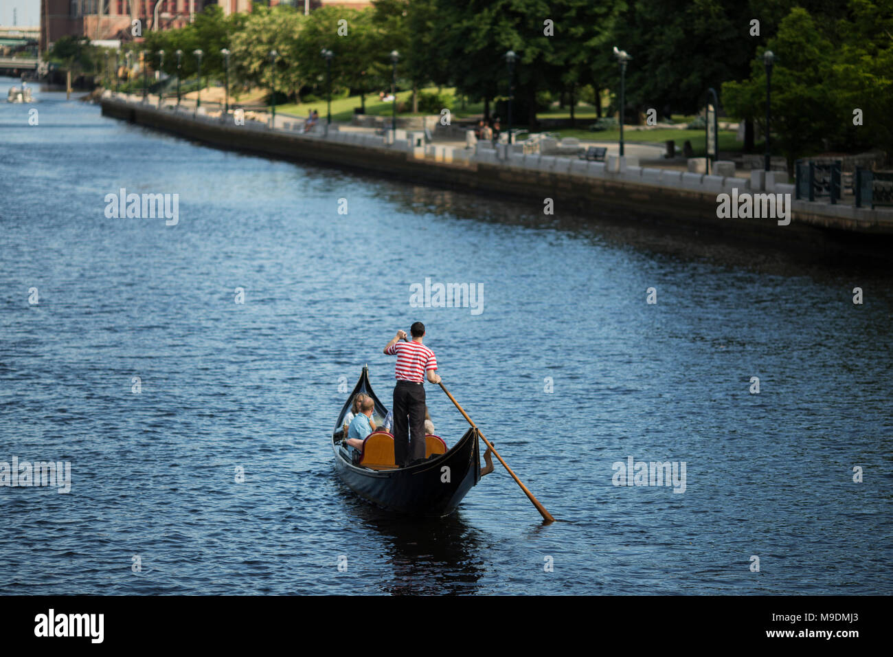 Bateaux gondole, montent et descendent la rivière à travers le centre-ville de Providence, Rhode Island. Banque D'Images